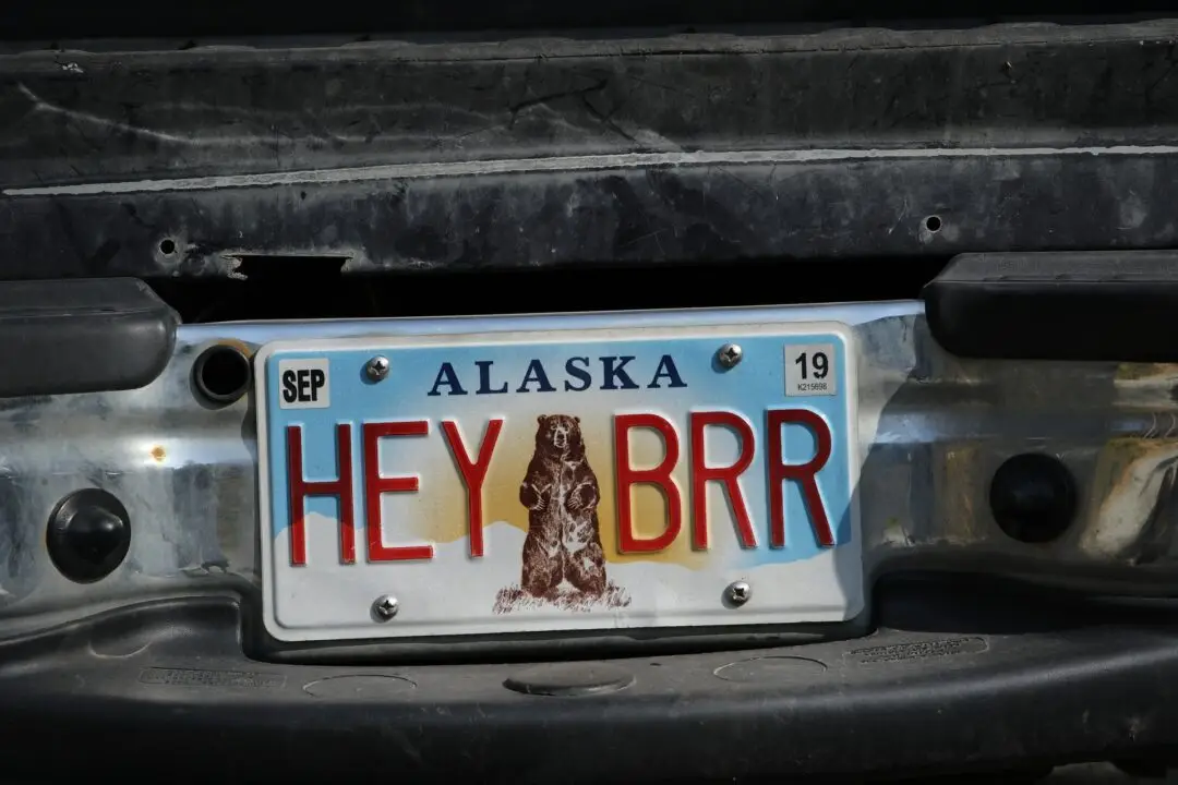 Alaska car plate with a bear with the letters HEY BRR